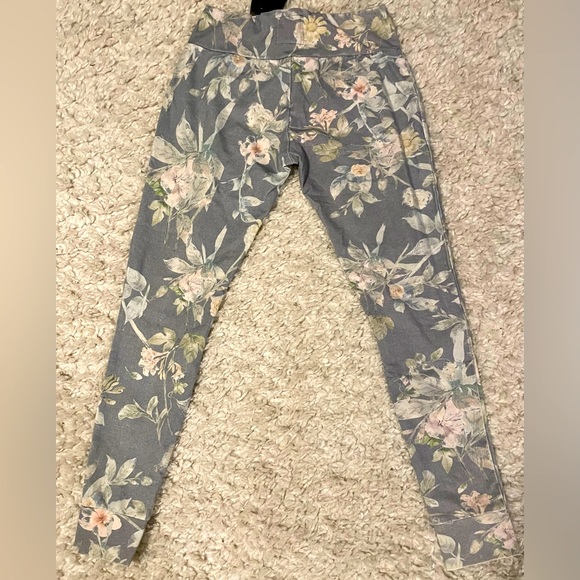 CHASER FLORAL BUTTERY SOFT LEGGINGS WITH KNEE CUTOUTS - Picture 6 of 7